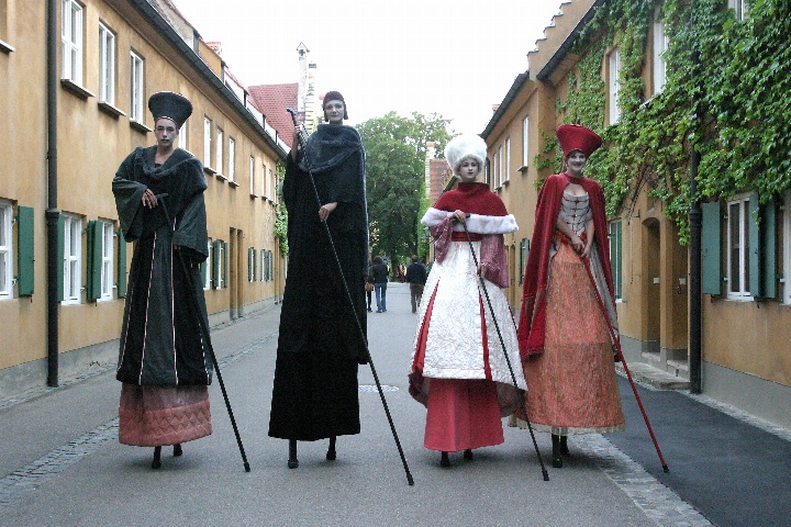 Der Umzug der mächtigen Fürsten - Stelzentheater