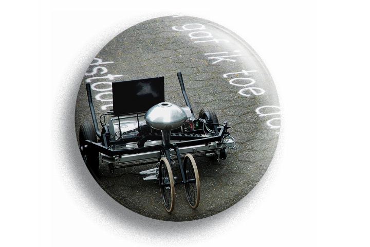 Skryf – Spuren des Friedens aus Sand auf Augsburger Pflaster