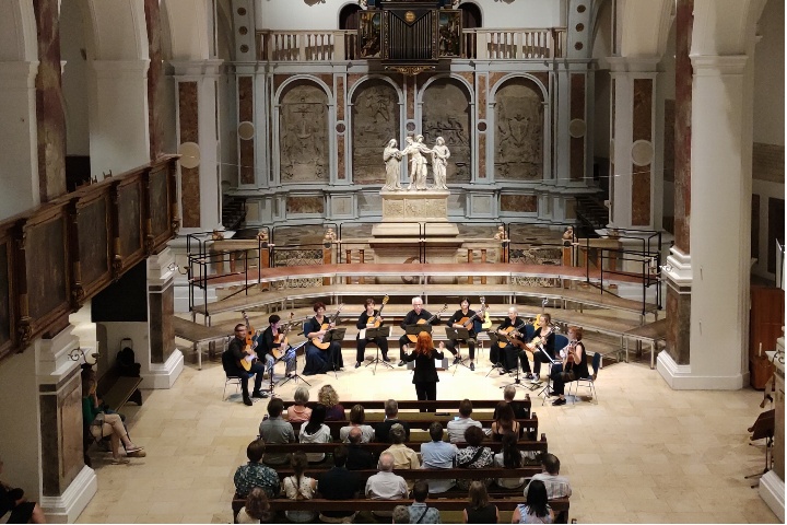 DIALOG: Gitarrenstimmen – friedvoll harmonisch im Austausch