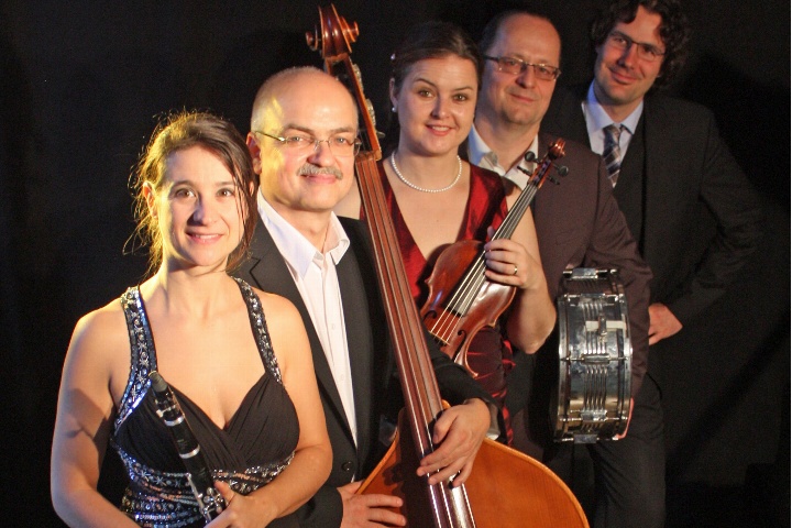 „Irgendwo auf der Welt gibt’s ein kleines bisschen Glück“