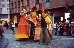 Die Zeitreisenden - Stelzenparade